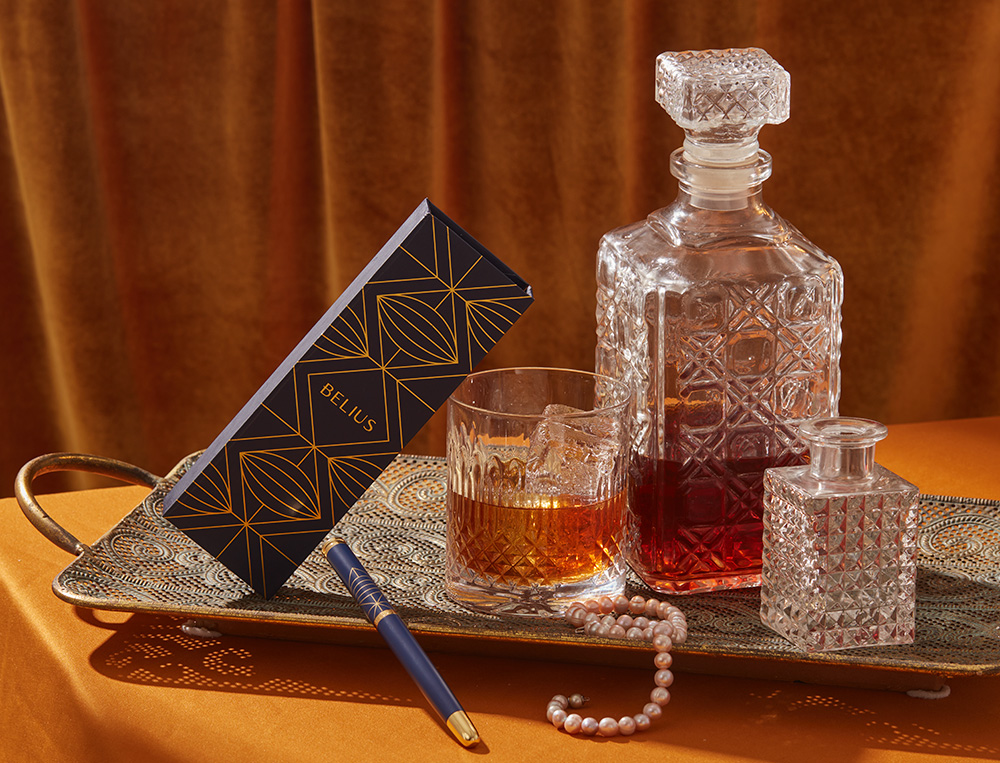 BOLIGRAFO BELIUS SOIREE ALUMINIO COLOR AZUL MARINO Y DORADO TINTA AZUL CAJA DE DISEÑO