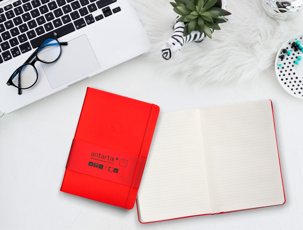 CUADERNO CON GOMILLA ANTARTIK NOTES TAPA DURA A5 HOJAS RAYAS ROJO 100 HOJAS 80 GR FSC