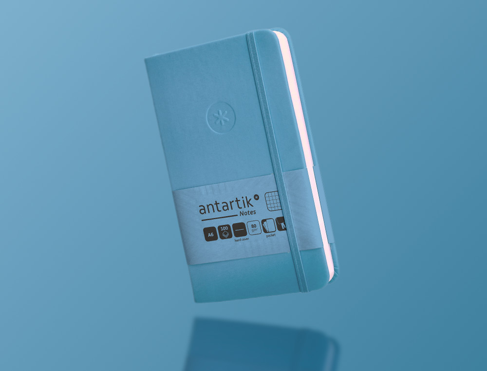 CUADERNO CON GOMILLA ANTARTIK NOTES TAPA DURA A6 HOJAS CUADRICULA AZUL CLARO 100 HOJAS 80 GR FSC