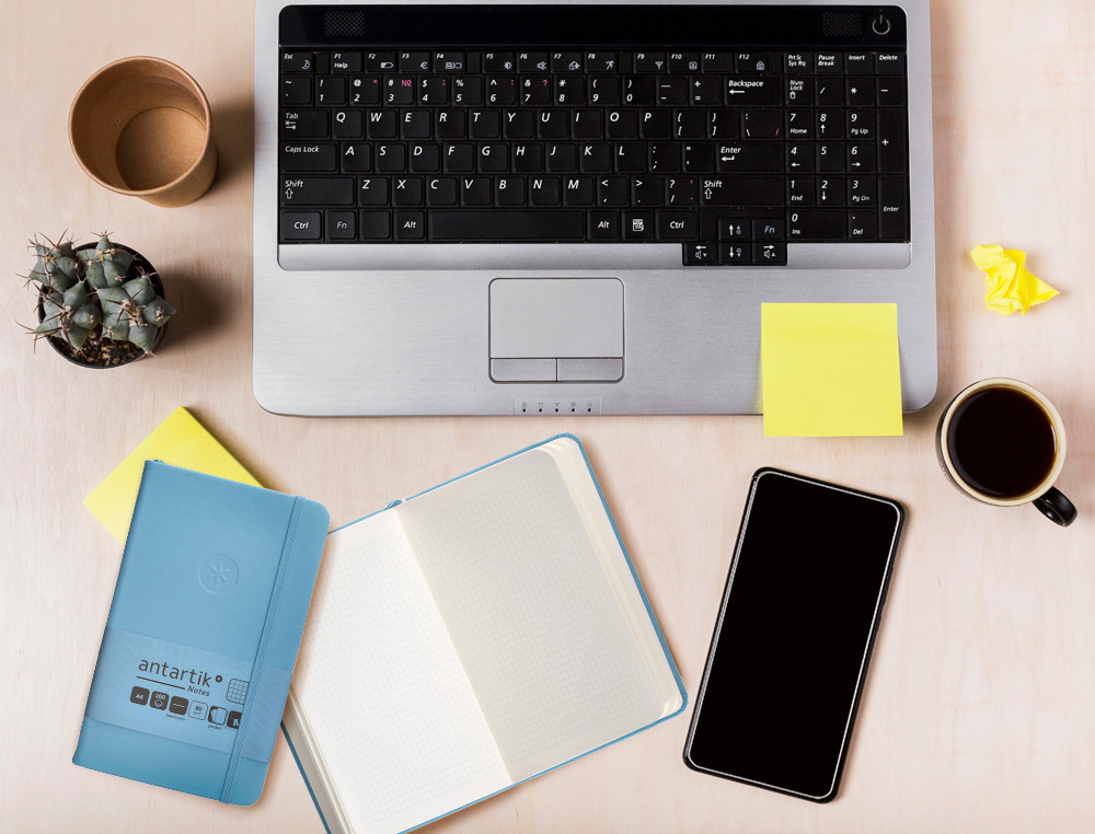 CUADERNO CON GOMILLA ANTARTIK NOTES TAPA DURA A6 HOJAS CUADRICULA AZUL CLARO 100 HOJAS 80 GR FSC