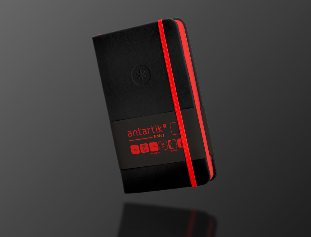 CUADERNO CON GOMILLA ANTARTIK NOTES TAPA DURA A6 HOJAS LISAS NEGRO Y ROJO 100 HOJAS 80 GR FSC